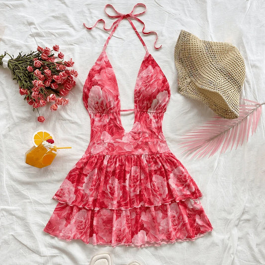 The women's summer vacation dress is a sexy hot girl with a neck tie at the back Wear a sleeveless, backless halter dress