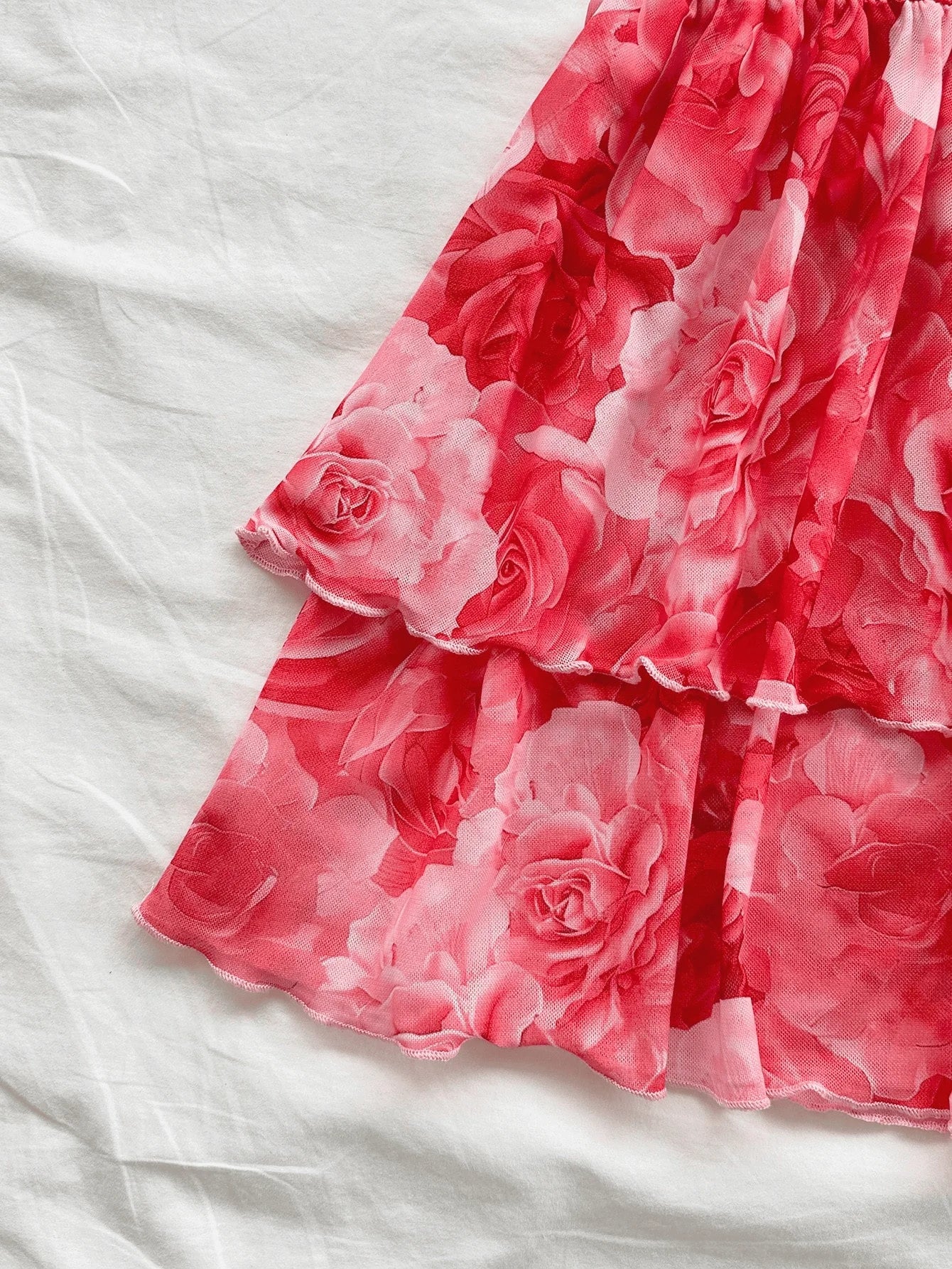 The women's summer vacation dress is a sexy hot girl with a neck tie at the back Wear a sleeveless, backless halter dress