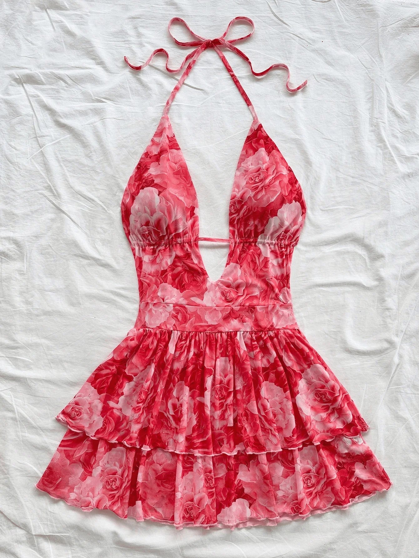 The women's summer vacation dress is a sexy hot girl with a neck tie at the back Wear a sleeveless, backless halter dress